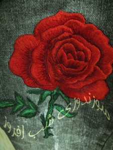گلدوزی گل رز روی شلوار جین- سوزندوزی شب افروز
